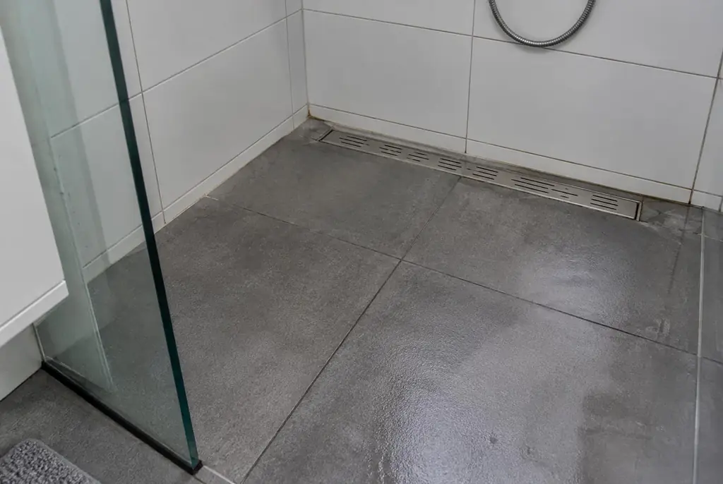 Lekdetectie Barneveld – lekkende inloopdouche met natte voegen