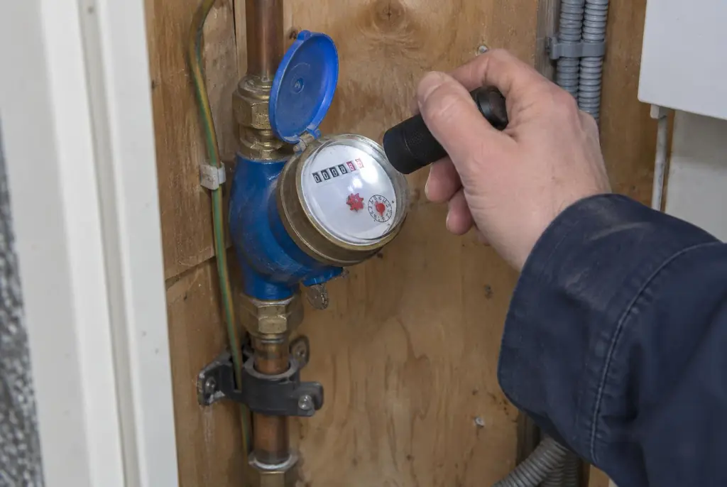 Lekdetectie Barneveld – watermeter in de meterkast controleren met een zaklamp